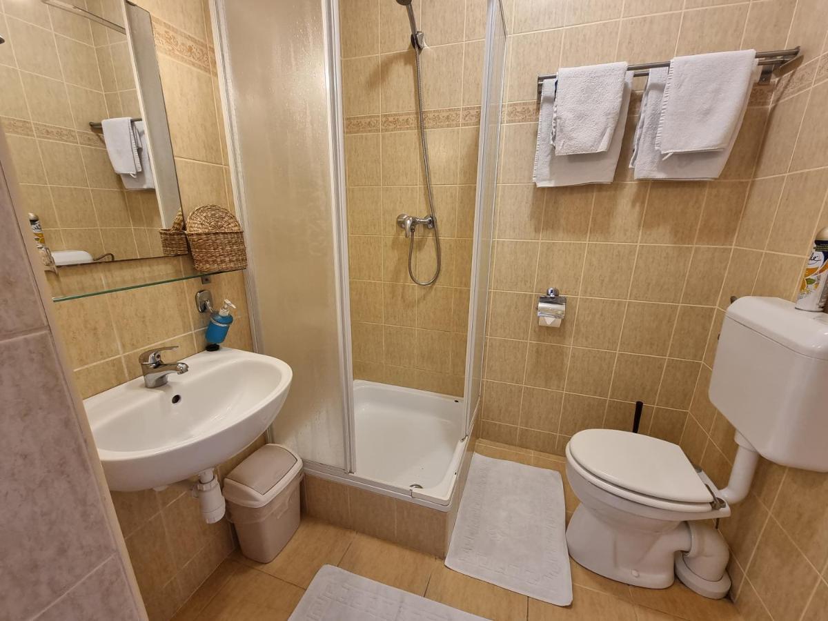 Abigel Vendeghaz Hotel Miskolc Bagian luar foto