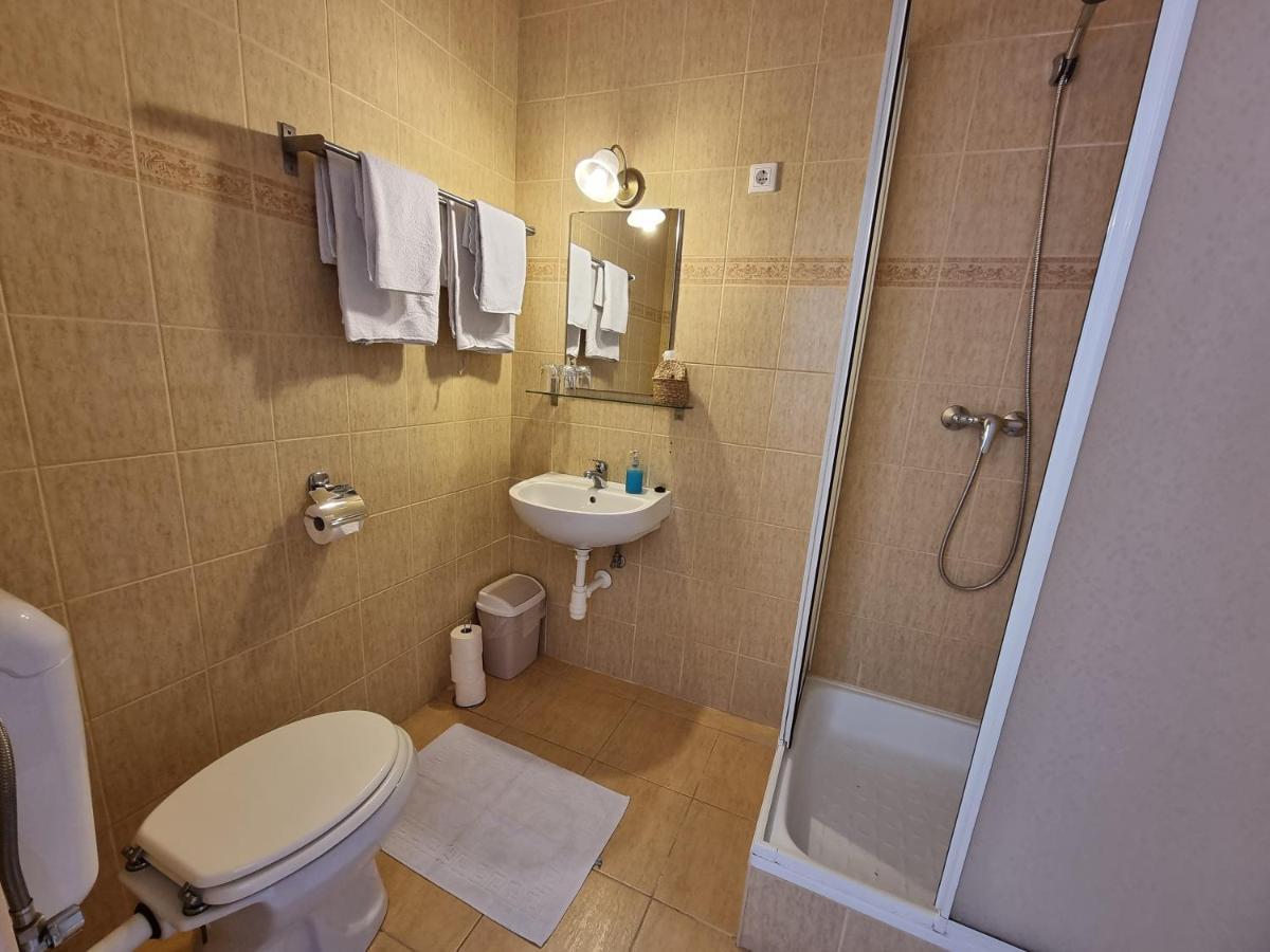Abigel Vendeghaz Hotel Miskolc Bagian luar foto