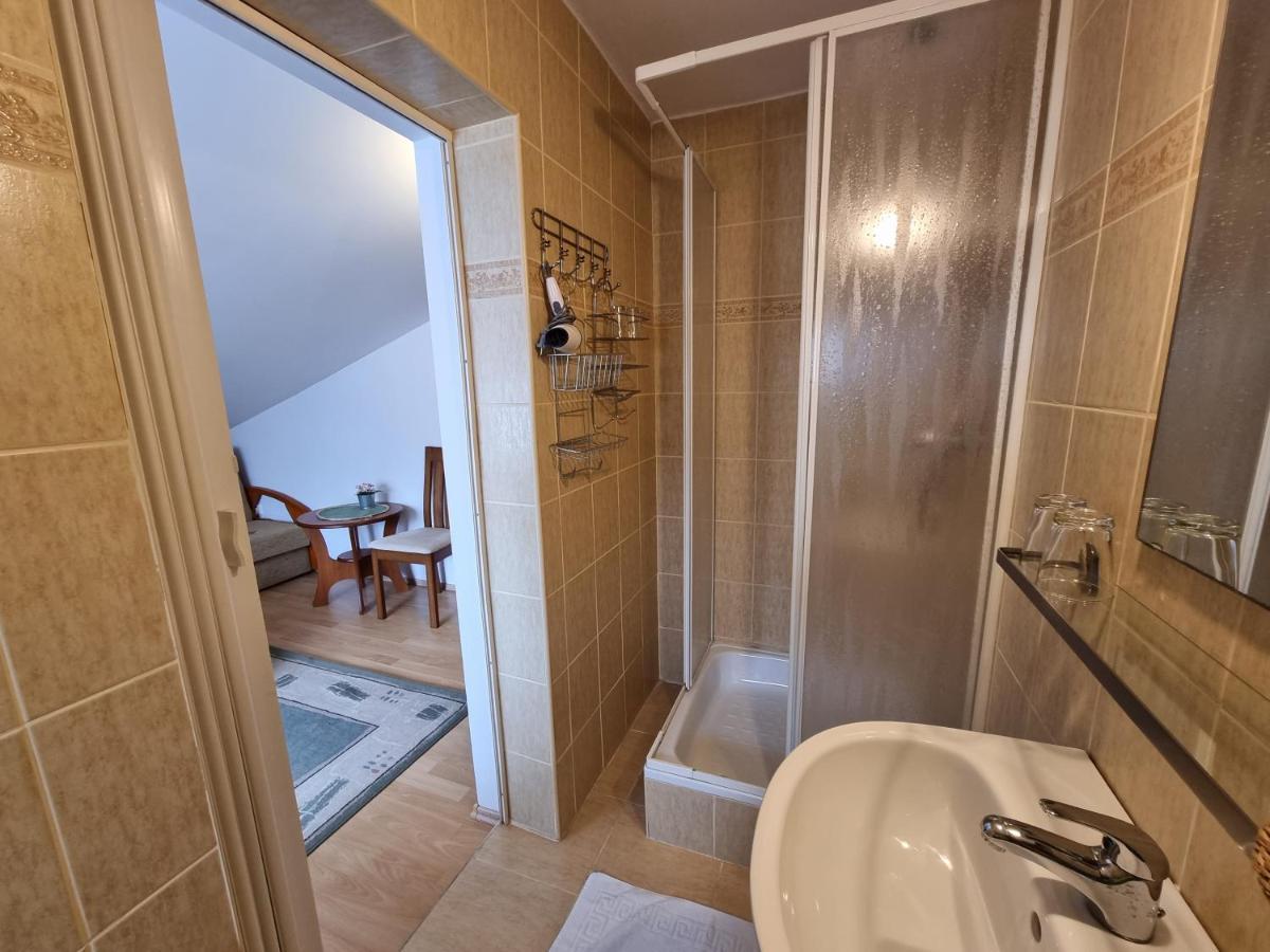 Abigel Vendeghaz Hotel Miskolc Bagian luar foto